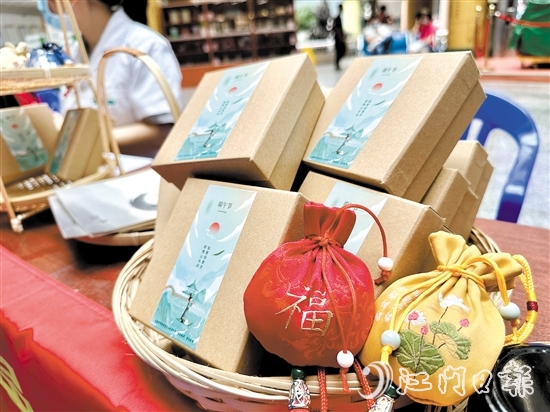 端午前后，暑熱濕毒、蚊蟲滋生，家中放些香囊，可辟邪防疫。