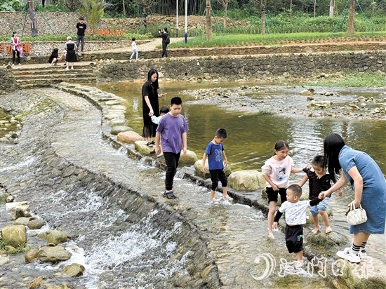 那吉鎮(zhèn)城圍村的十里河灘石谷成為市民、游客戲水游玩的好去處。