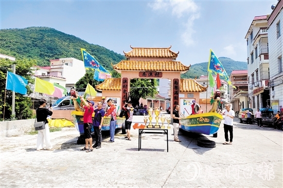 各參賽隊伍請出龍船，為參加海上龍舟賽進行訓練。