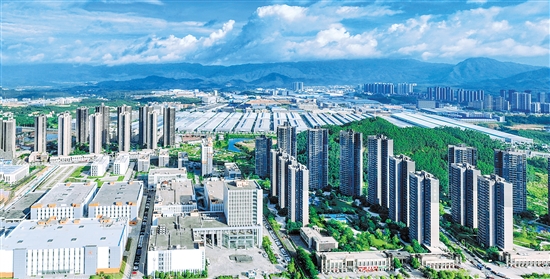 鶴山工業(yè)城（共和鎮(zhèn)）錨定創(chuàng)建省級(jí)樣板中心鎮(zhèn)、美麗?ài)祖?zhèn)省級(jí)示范樣板的目標(biāo)任務(wù)，不斷優(yōu)化城鎮(zhèn)配套服務(wù)。共和鎮(zhèn)供圖