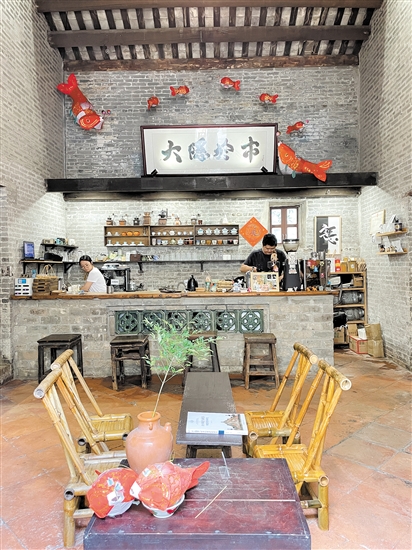 不少“咖啡創(chuàng)客”把門店開進(jìn)獨(dú)具古韻的老屋里，賦予了咖啡新的價(jià)值與內(nèi)涵，受到了消費(fèi)者的喜愛。