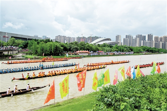 蓬江區(qū)棠下鎮(zhèn)龍舟競渡在天沙河濱江新區(qū)河段舉行。江門日報記者