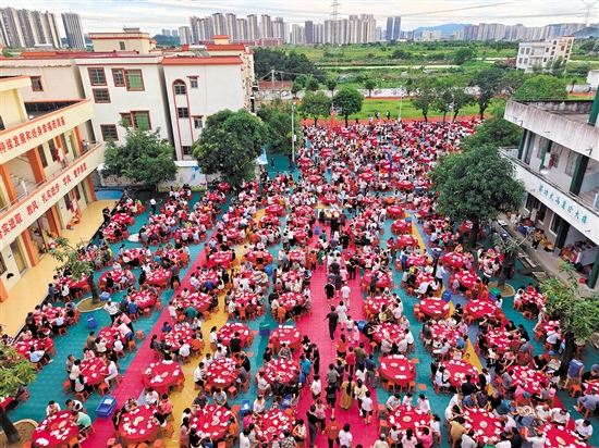 蓬江區(qū)棠下鎮(zhèn)大林村的龍舟飯盛大開席。