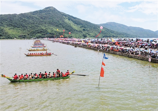 臺山市川島鎮(zhèn)下川島第六屆龍舟賽在下川島略尾社區(qū)大灘圍龍舟基地舉行，群“龍”戲水，海上龍舟賽盡顯臺山魅力。甘文海