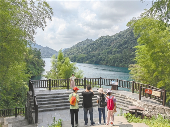 在郴州小東江，團(tuán)友可以欣賞到如仙境般的美景。