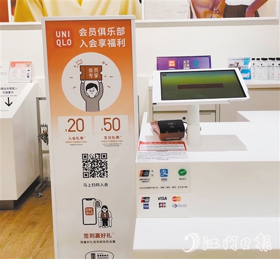 多家商戶張貼可受理外卡標(biāo)識(shí)。