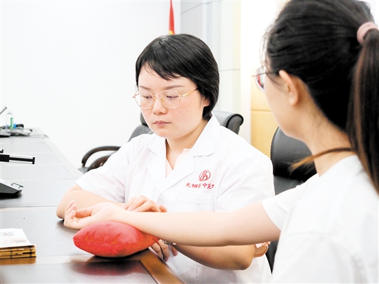 中醫(yī)師為在場(chǎng)職工進(jìn)行中醫(yī)體質(zhì)辨證。
