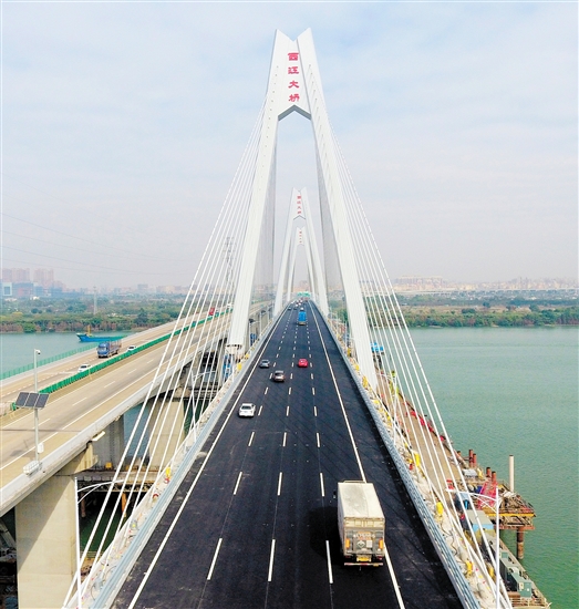 改擴(kuò)建后的中江高速完成八車道拓寬，有效提高了市民對接深中通道的便捷度。