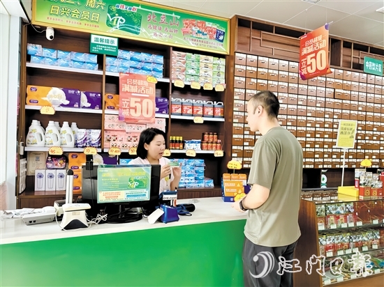 退役軍人在藥店里使用優(yōu)待證可優(yōu)惠購(gòu)買(mǎi)藥品。