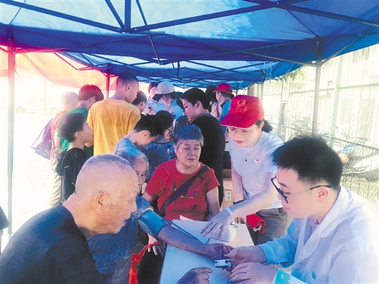 黨員志愿者走進(jìn)社區(qū)開展健康科普活動。