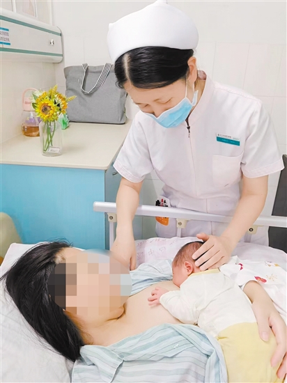 新生兒早接觸、早吸吮，可有效降低產(chǎn)婦生理性乳脹的發(fā)生率。
