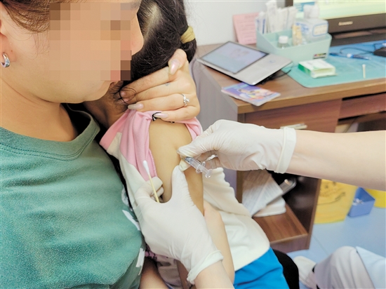 醫(yī)護(hù)人員為孩子接種脊灰滅活疫苗。
