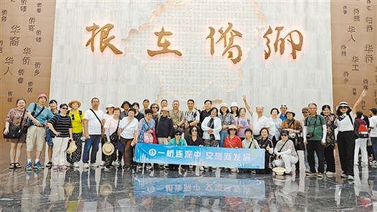 深圳旅游團到中國僑都華僑華人博物館參觀。