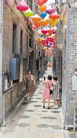 深圳游客在啟明里拍照留念。