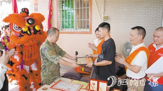 喜報小分隊將三等功喜報送到立功軍人梁斌華手中。