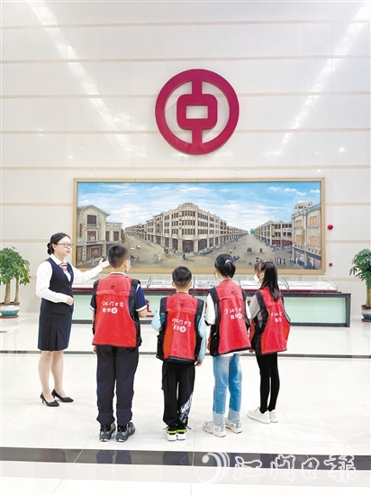 中國銀行臺山支行在網(wǎng)點(diǎn)內(nèi)設(shè)置華僑文化展區(qū)，介紹臺山與中國銀行的深厚淵源。