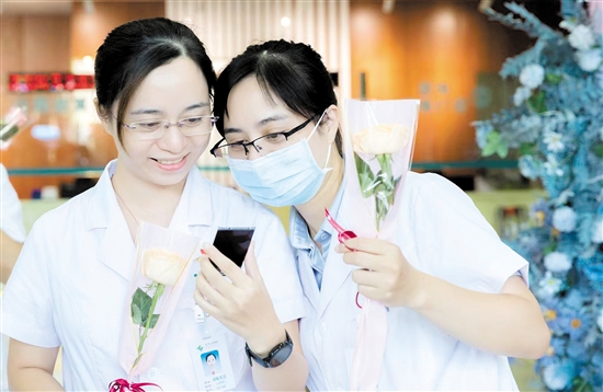 孿生姐妹花共守“醫(yī)”心，守護人民健康。