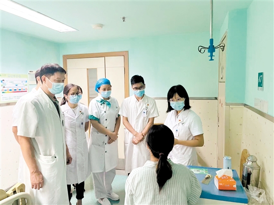 臨床藥學(xué)團隊查房帶教。