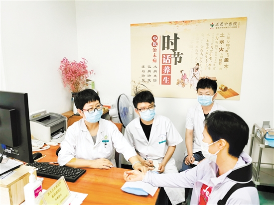 任小紅在為患者看診。