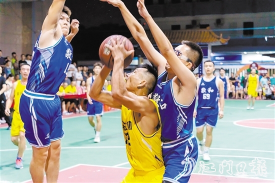 平均年齡40歲的“籃協(xié)U40”球員在賽場上奮力拼搏。