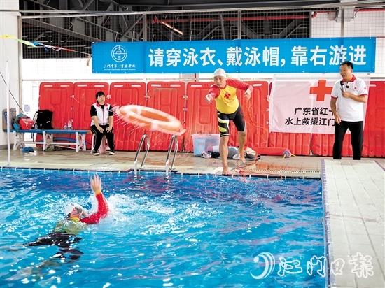 廣東省紅十字水上救援江門(mén)大隊(duì)隊(duì)員演示救溺方法。