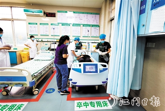 恩平市人民醫(yī)院卒中中心組織開展急性腦卒中應(yīng)急救治演練。