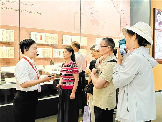 深中通道開通后，深圳游客在中國僑都華僑華人博物館“打卡”。