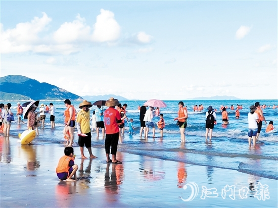 濱海游吸引眾多游客。