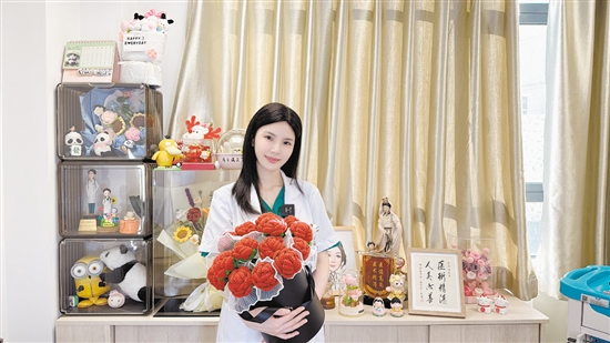 吳海濤和懷孕患者送來的小禮物合照。