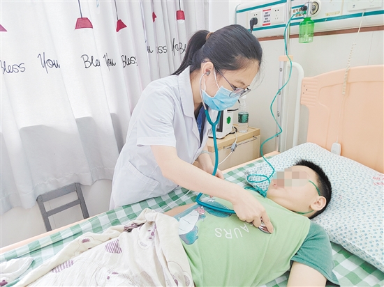 醫(yī)生為溺水兒童查看身體情況。