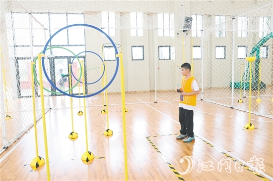 在比賽中，參賽選手熟練地完成起飛、降落、爬升、緊急迫降等模擬動作。