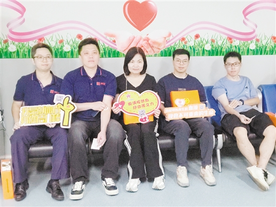 保險(xiǎn)從業(yè)人員獻(xiàn)血熱情高漲，彰顯了行業(yè)的社會(huì)責(zé)任感。