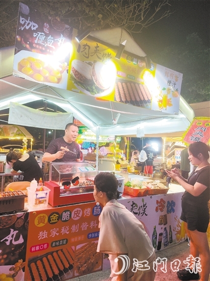 夜幕降臨，合優(yōu)集市各攤位“煙火氣”升騰，特色美食、小吃紛紛出爐。