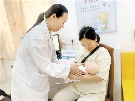 醫(yī)護(hù)人員宣教科學(xué)母乳喂養(yǎng)的正確姿勢(shì)。