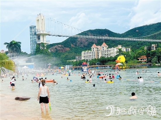 近期，新會古兜溫泉度假區(qū)陽光沙灘水公園里每天都有絡(luò)繹不絕的游客。