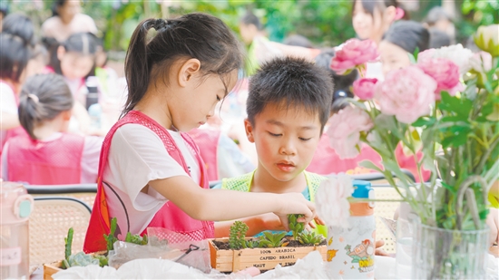 江門(mén)職工子女托管活動(dòng)深受歡迎，但是“一位難求”。圖為職工子女在上實(shí)踐課，體驗(yàn)種植多肉植物。