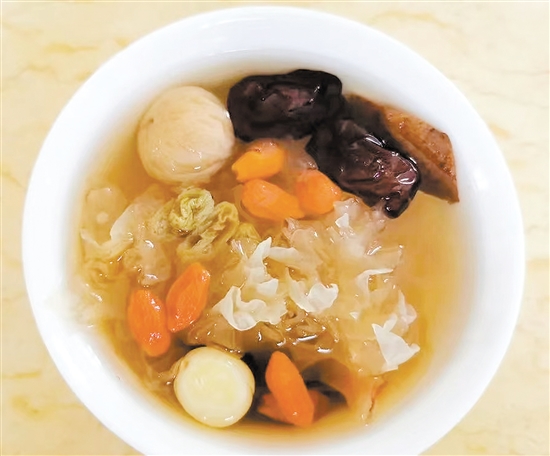 立秋后宜多吃銀耳等潤肺食物，能幫助呼吸系統(tǒng)適應季節(jié)變換。