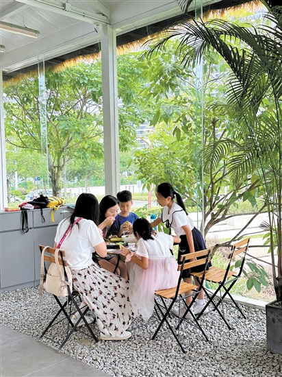 市民在自然美景中享受閑暇時(shí)光。