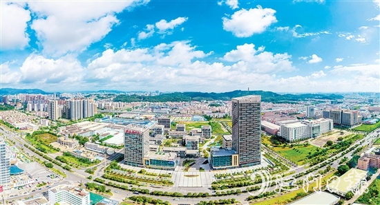 作為國家級高新區(qū)，江海區(qū)擁有國家級、省級、市級大型高端人才載體，“眾創(chuàng)空間—孵化器—加速器—專業(yè)園區(qū)”孵化育成體系正逐步完善。圖為高新創(chuàng)智城。彭偉宗
