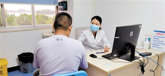 醫(yī)生為就診人制定個(gè)性化減肥方案。