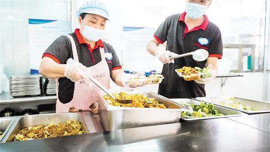 江門市第二人民醫(yī)院食堂的食材采購、烹飪加工、菜品設(shè)計、餐具消毒均按照合理、科學(xué)的標(biāo)準(zhǔn)執(zhí)行。