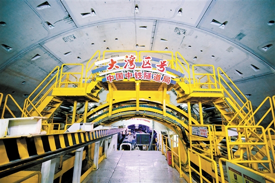 超大直徑盾構機“大灣區(qū)號”率先完成了全部1468環(huán)的掘進任務。