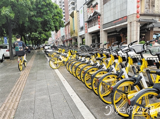 共享單車的出現(xiàn)，為不少市民的出行帶來了方便。
