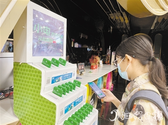 市民在使用共享充電寶。