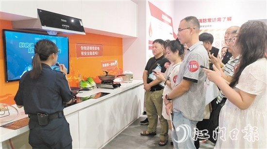 參訓(xùn)人員開展線下實踐活動，了解廚房安全知識。