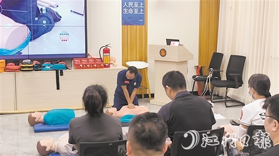 參訓(xùn)人員學(xué)習(xí)專業(yè)心肺復(fù)蘇與AED的使用。