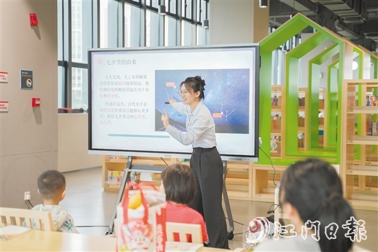 暑假期間，區(qū)圖書館開展親子活動，滿足讀者需求。