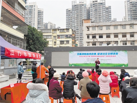 朱正君下基層科普健康知識(shí)。資料圖