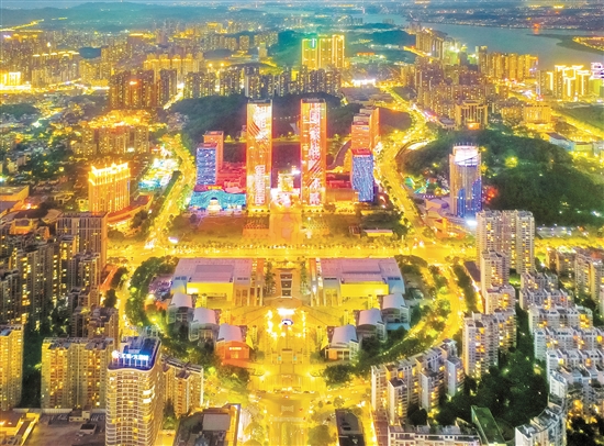 環(huán)五邑華僑廣場商圈夜色璀璨，這個(gè)商圈區(qū)域范圍約110萬平方米，包括江門萬達(dá)廣場、江門大融城、中天新地廣場等多個(gè)大型商業(yè)綜合體，集購物、餐飲、住宿、休閑、娛樂等多元文旅業(yè)態(tài)于一體，年均人流量約3000萬人次，區(qū)域內(nèi)零售、餐飲類經(jīng)營主體約1000家，月均營業(yè)收入約1.8億元。