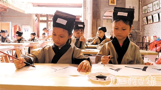 孩子們寫(xiě)下“人”字，開(kāi)筆破蒙。